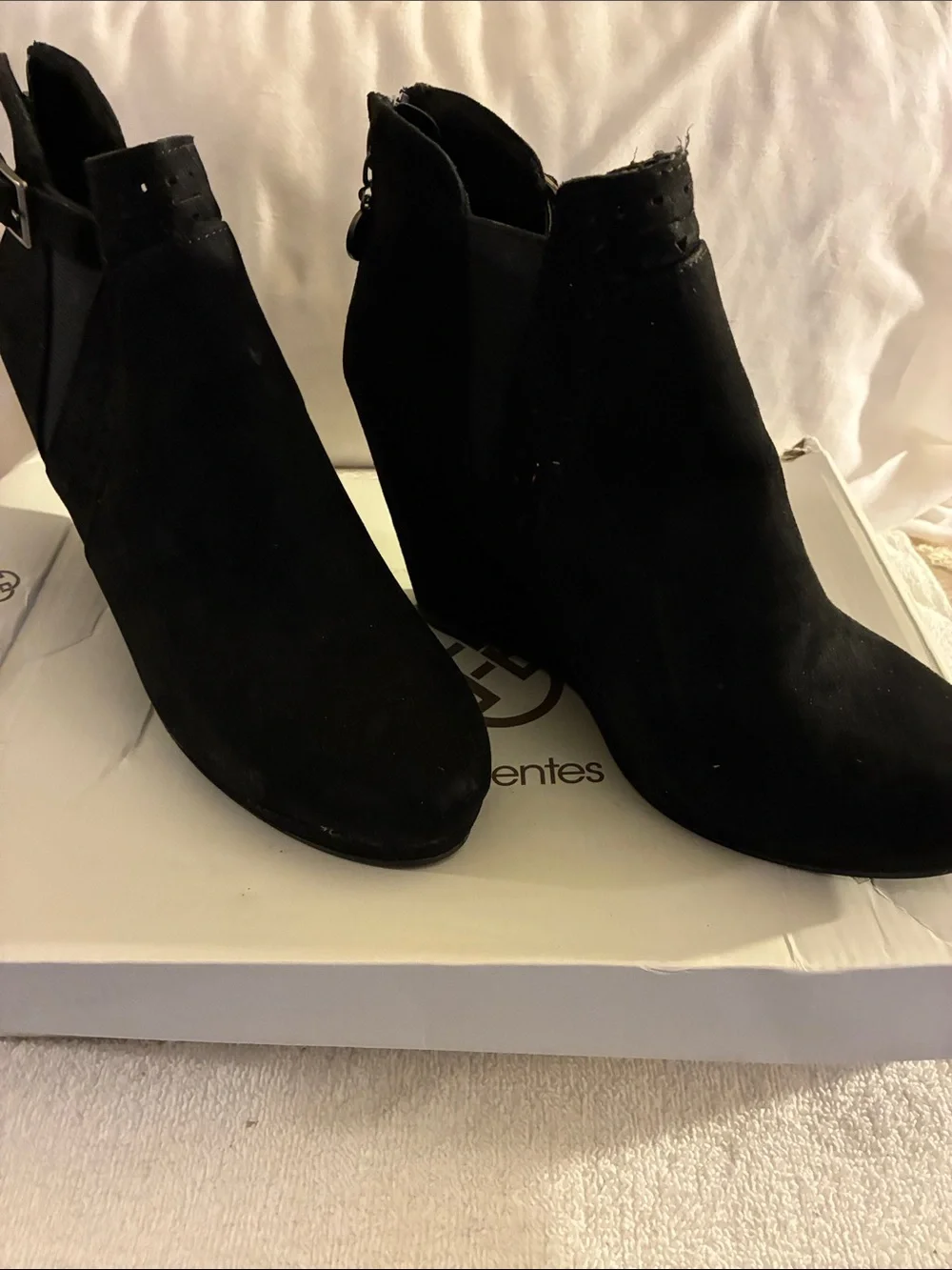 Pre-owned Daisy Fuentes Women's Black Suede Wedge Ankle Booties with Buckle